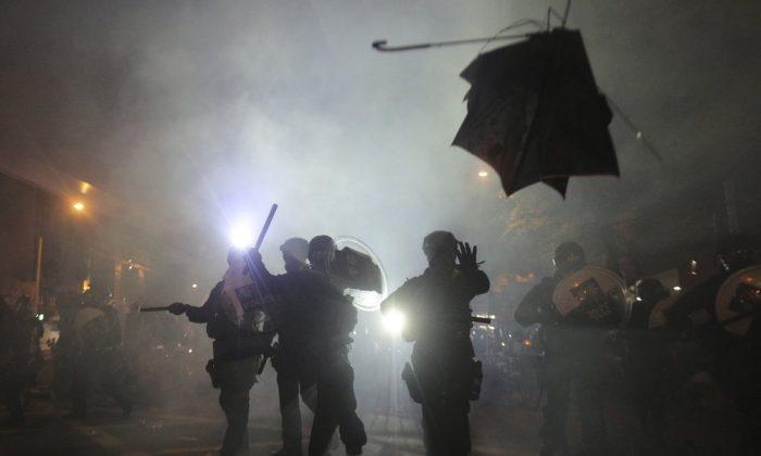 Hong Kong: Mobs Attack Protesters, Legislators Condemn Police Delinquency