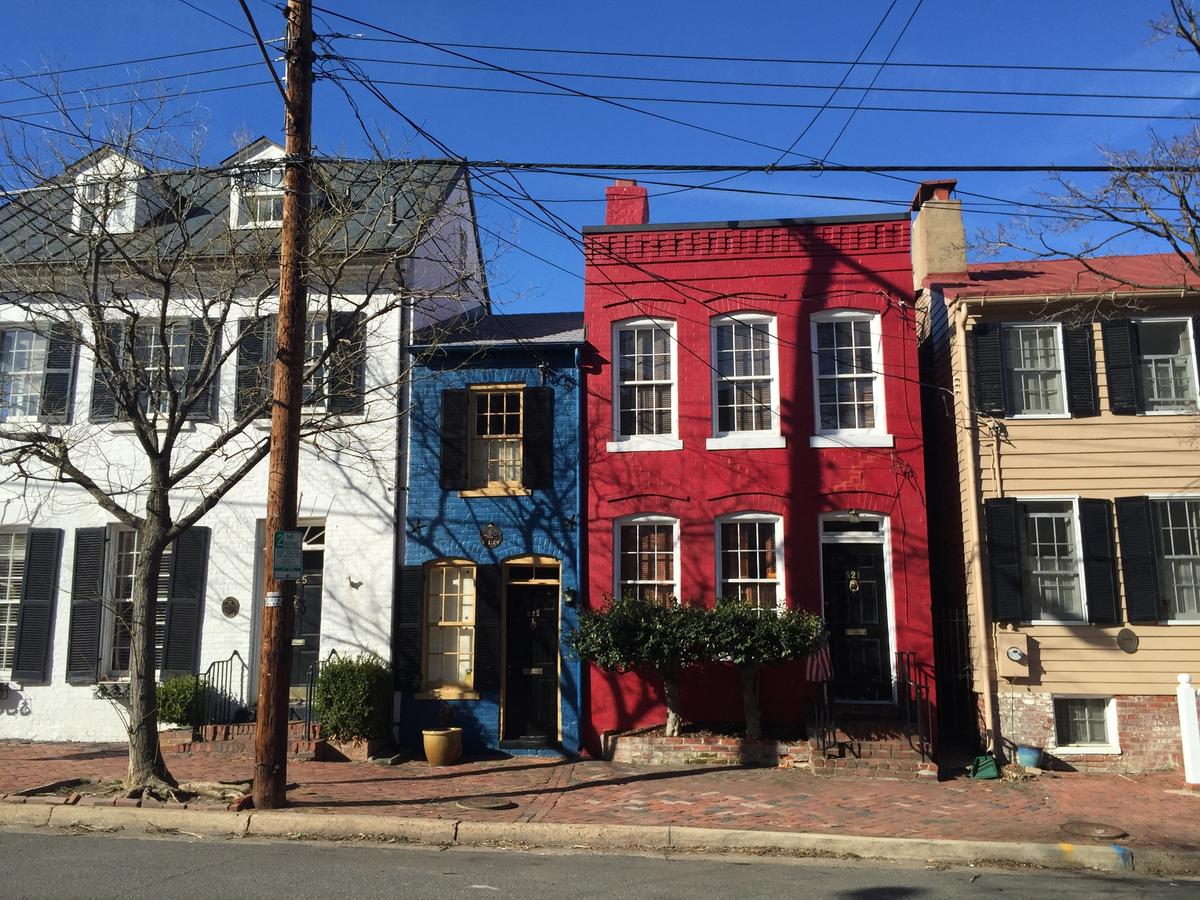 The aptly named, seven-foot-wide Spite House (in blue). (CM for Visit Alexandria)