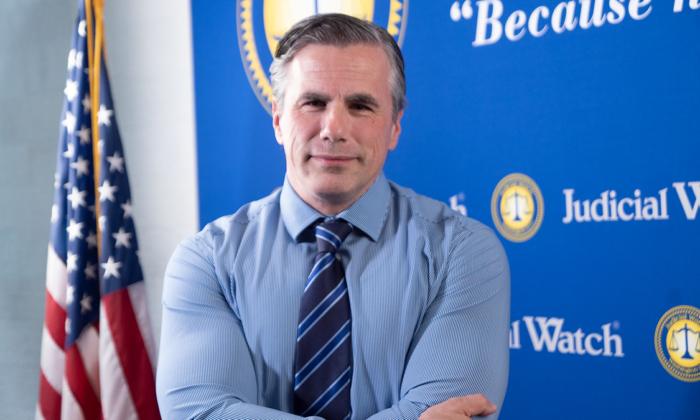 Tom Fitton, president of Judicial Watch, says the FBI abused the privacy of thousands of Americans through an "unprecedented" sweep through bank records trying to find who was at the U.S. Capitol Jan. 5–6, 2021. (York Du/NTD)