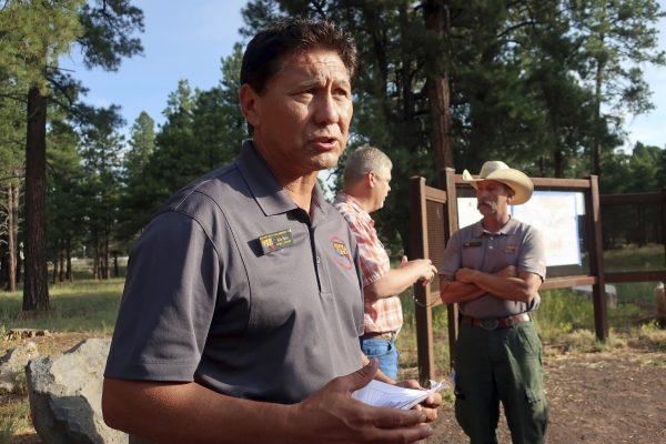 Rich Nieto, incident commander for a wildfire burning near Flagstaff, Ariz., talks about firefighting strategy on July 23, 2019. (Felicia Fonseca/Photo via AP)