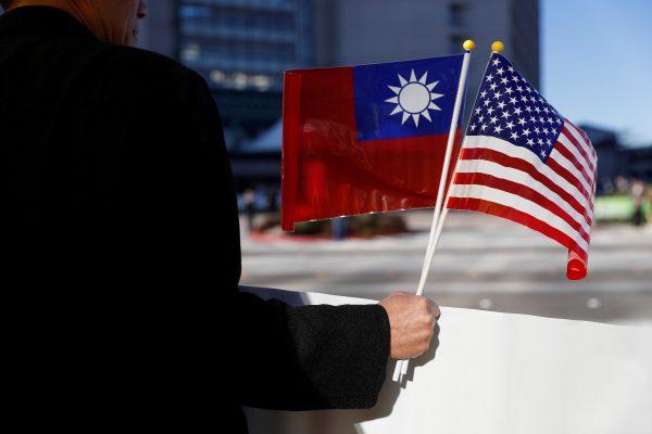 A demonstrator holds flags of Taiwan and the United States in support of Taiwanese President Tsai Ing-wen during an stop-over after her visit to Latin America in Burlingame, California, U.S. on Jan. 14, 2017. (Stephen Lam/Reuters)