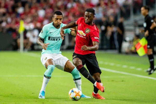Aaron Wan-Bissaka of Manchester United (R) fights for the ball with Dalbert Henrique Chagas Estevao of Inter Milan (L) during the 2019 International Champions Cup at the Singapore National Stadium on July 20, 2019. (Yu Chun Christopher Wong / Eurasia Sport Images)