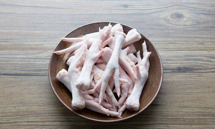 Raw Chicken Appears to Crawl Off Restaurant Table in Disturbing Video