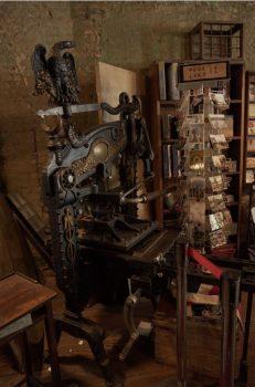 A highly decorated printing press. (Tal Atzmon/NTDTV)