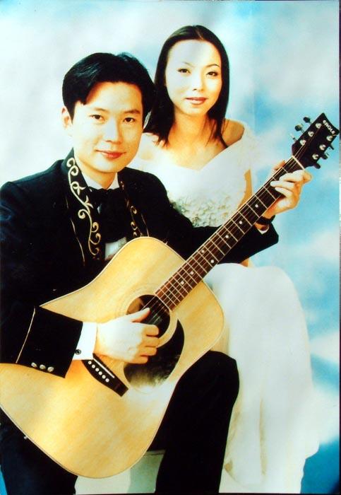 Li Jingsheng and his wife Wan Yu when they performed together in the late 1990s. (Minghui.org)