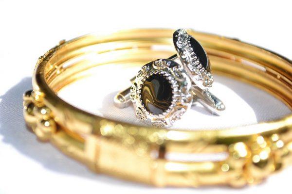 Police reports show that jewellery is a main part of distraction thieves' tactics. (Picryl)