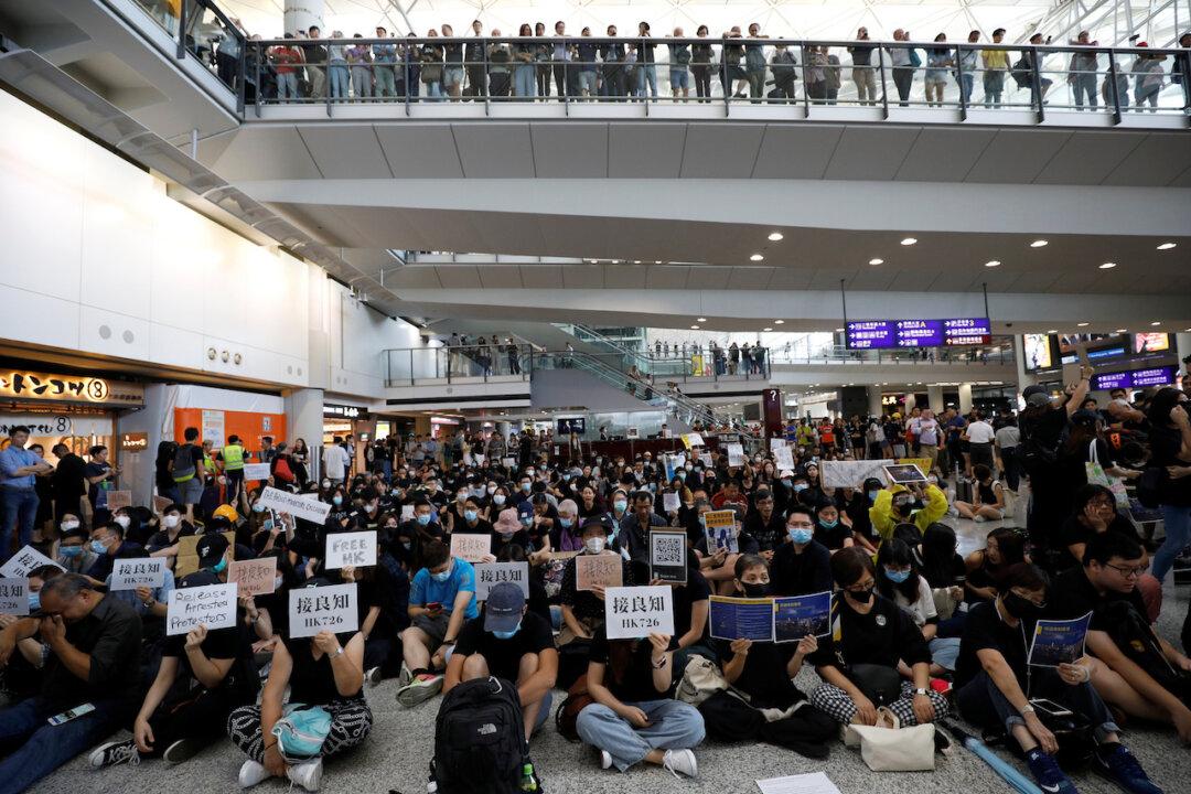 Protesters Calling for ‘Free Hong Kong’ Converge on Airport