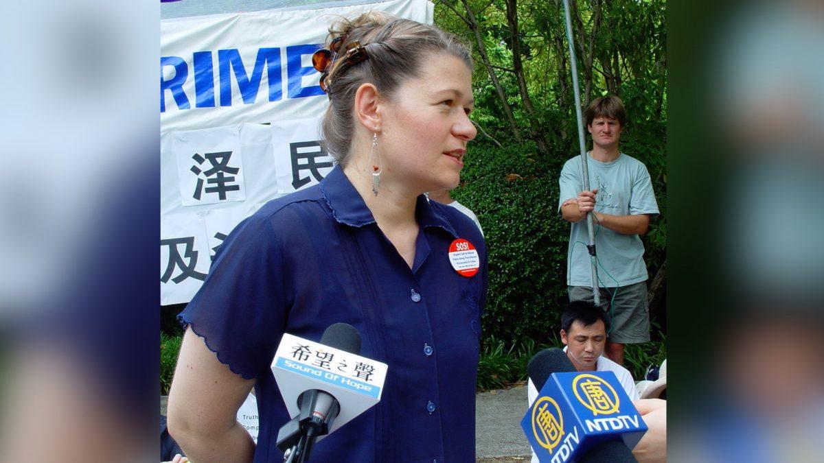 Kati Vereshaka speaks to media about the Falun Gong persecution in China on December 30, 2003. (Chen Ming/Epoch Times)