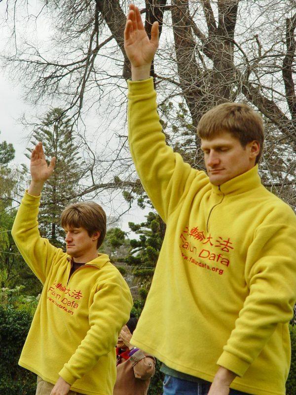 Nick and Simon Vereshaka practicing the 3rd exercise of Falun Gong in Melbourne, Australia, on Sept. 8, 2002. (Chen Ming/Epoch Times)