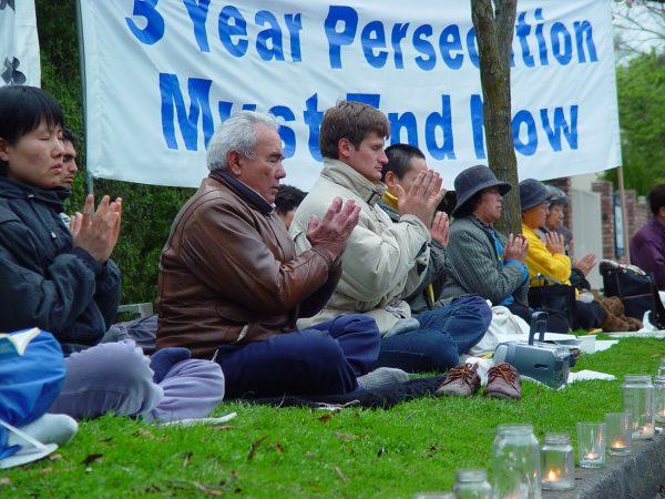 Simon Vereshaka (middle) with other practitioners peacefully protesting the Chinese regime's persecution of Falun Gong in Melbourne, Australia, on Sept. 22, 2002. (Chen Ming/Epoch Times)
