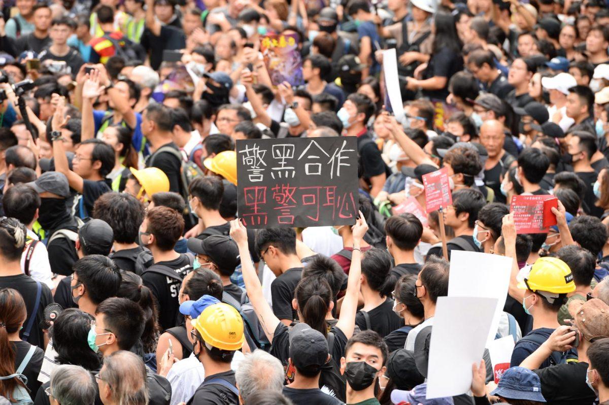 Around 11,000 Hongkongers take part in a protest at Chater Garden to protest police violence on July 28, 2019. (Song Bilong/The Epoch Times)