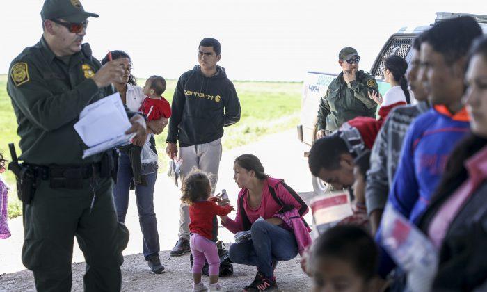 US Judge Blocks Trump Administration’s Plan to Detain Immigrant Families Past 20 Days