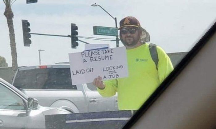 Arizona Dad Hands out Resumes on Street, Gets Hundreds of Job Offers