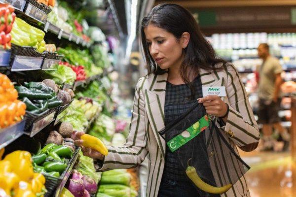 Vittoria Viralli, Vice President, Sustainability, drives Sobeys' national commitment to removing plastic grocery bags from all of its grocery stores by January 2020. (CNW Group/Sobeys Inc.)