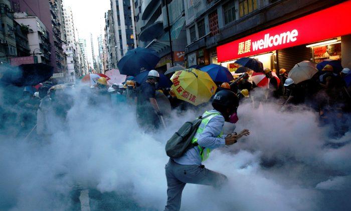 Lawmakers Call on US to Halt Sales of Tear Gas to Hong Kong