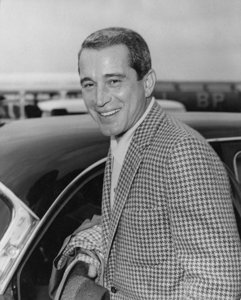 Perry Como arriving, cheerful and smartly dressed, at London Airport on April 16, 1960 (©Getty Images | <a href="https://www.gettyimages.com.au/detail/news-photo/american-singer-perry-como-arrives-at-london-airport-16th-news-photo/940147174">Central Press/Hulton Archive</a>)