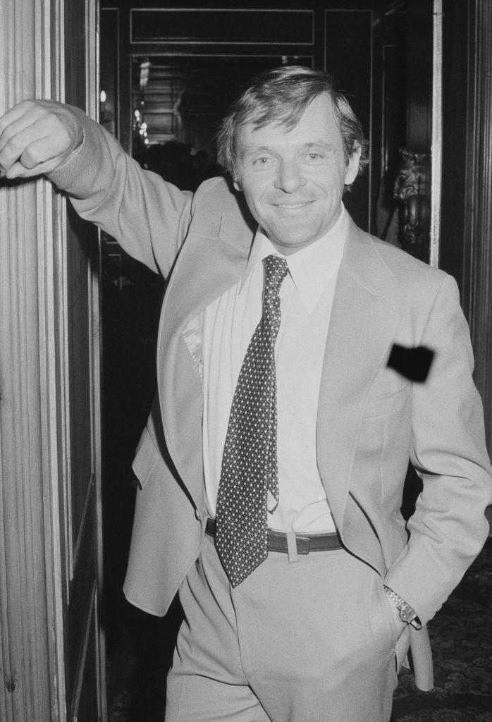 Anthony Hopkins posing jauntily in London in January of 1979 (©Getty Images | <a href="https://www.gettyimages.com.au/detail/news-photo/welsh-actor-anthony-hopkins-uk-25th-january-1979-news-photo/965440458">Evening Standard/Hulton Archive</a>)