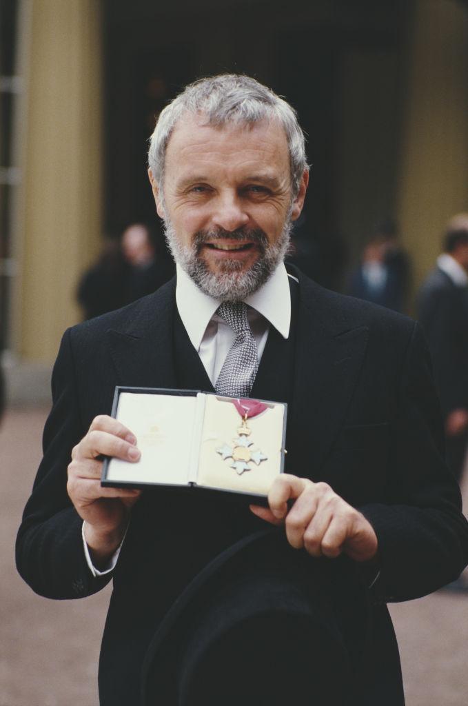 Sir Anthony Hopkins receives a CBE at Buckingham Palace in London on Nov. 3, 1987 (©Getty Images | <a href="https://www.gettyimages.com.au/detail/news-photo/welsh-actor-sir-anthony-hopkins-receives-a-cbe-at-news-photo/1041763484">Fox Photos/Hulton Archive</a>)