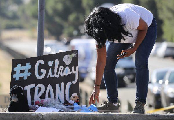 A woman leaves mementos at a makeshift memorial outside the site of the Gilroy Garlic Festival after a mass shooting took place at the event in Gilroy, California on July 29, 2019. (Mario Tama/Getty Images)