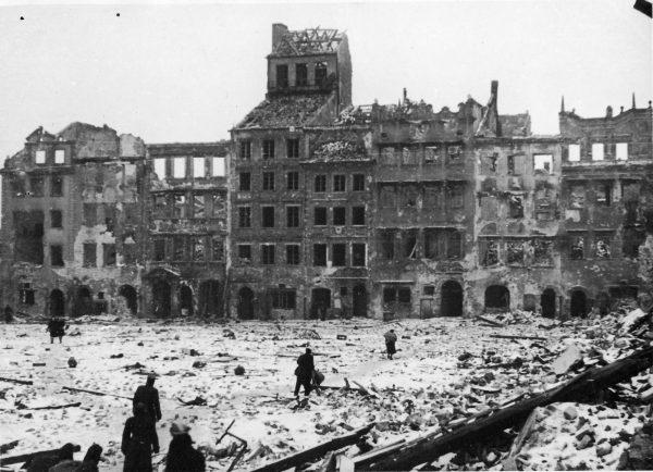 Ruins of buildings Warsaw in Poland, 1945. (Public Domain)