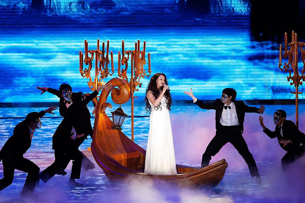 The legendary Sarah Brightman (©Getty Images | <a href="https://www.gettyimages.ca/detail/news-photo/sarah-brightman-performs-on-stage-during-the-third-beijing-news-photo/167282870">Lintao Zhang</a>)