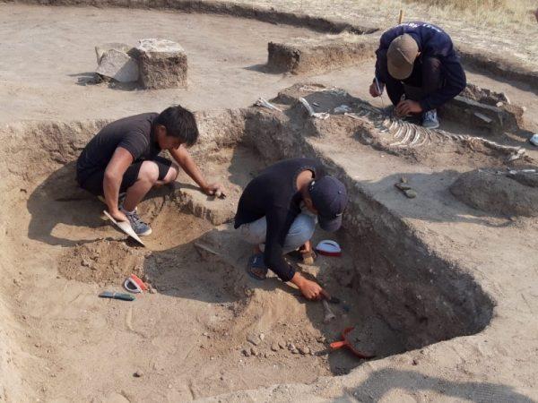 Archaeologists working on the newly discovered Bronze Age grave. (Karaganda regional government)