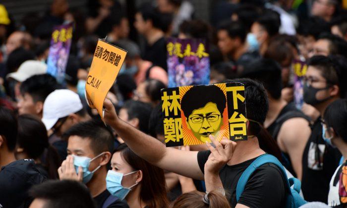 Commentators Analyze Why Beijing Held Rare Press Conference to Support Hong Kong Police