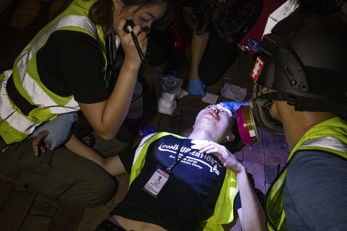 A journalist was injured on the head during the police clearance operations in Hong Kong on Aug. 5. (Yu Gang/The Epoch Times)