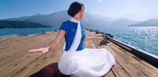 A woman doing Falun Dafa meditation. After an experiment with brain scans, a group of longtime meditators were able to transform the anatomy of the brain in surprising ways. (Minghui.org)