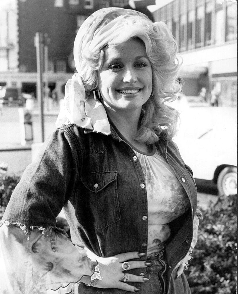 Dolly Parton in London after performing at the King's Theatre, Glasgow, in the presence of the Queen in 1977 (©Getty Images | <a href="https://www.gettyimages.com.au/detail/news-photo/country-music-queen-dolly-parton-is-back-in-london-after-news-photo/3286258">Keystone</a>)