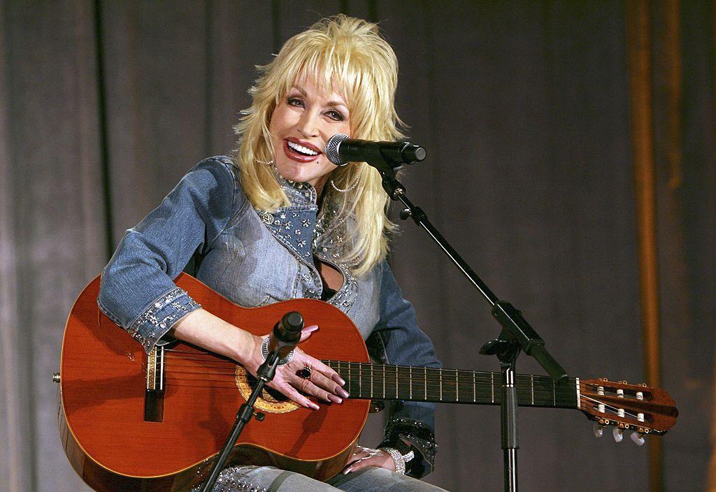 Dolly Parton performs at the Weinstein Co. Pre-Oscar Party in Los Angeles, 2006 (©Getty Images | <a href="https://www.gettyimages.com.au/detail/news-photo/singer-dolly-parton-performs-at-the-weinstein-co-pre-oscar-news-photo/57000925">Michael Buckner</a>)