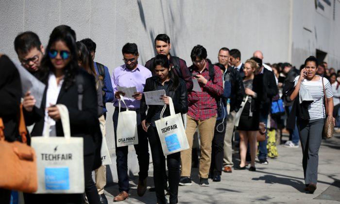 US Weekly Jobless Claims Fall; Labor Market Strong