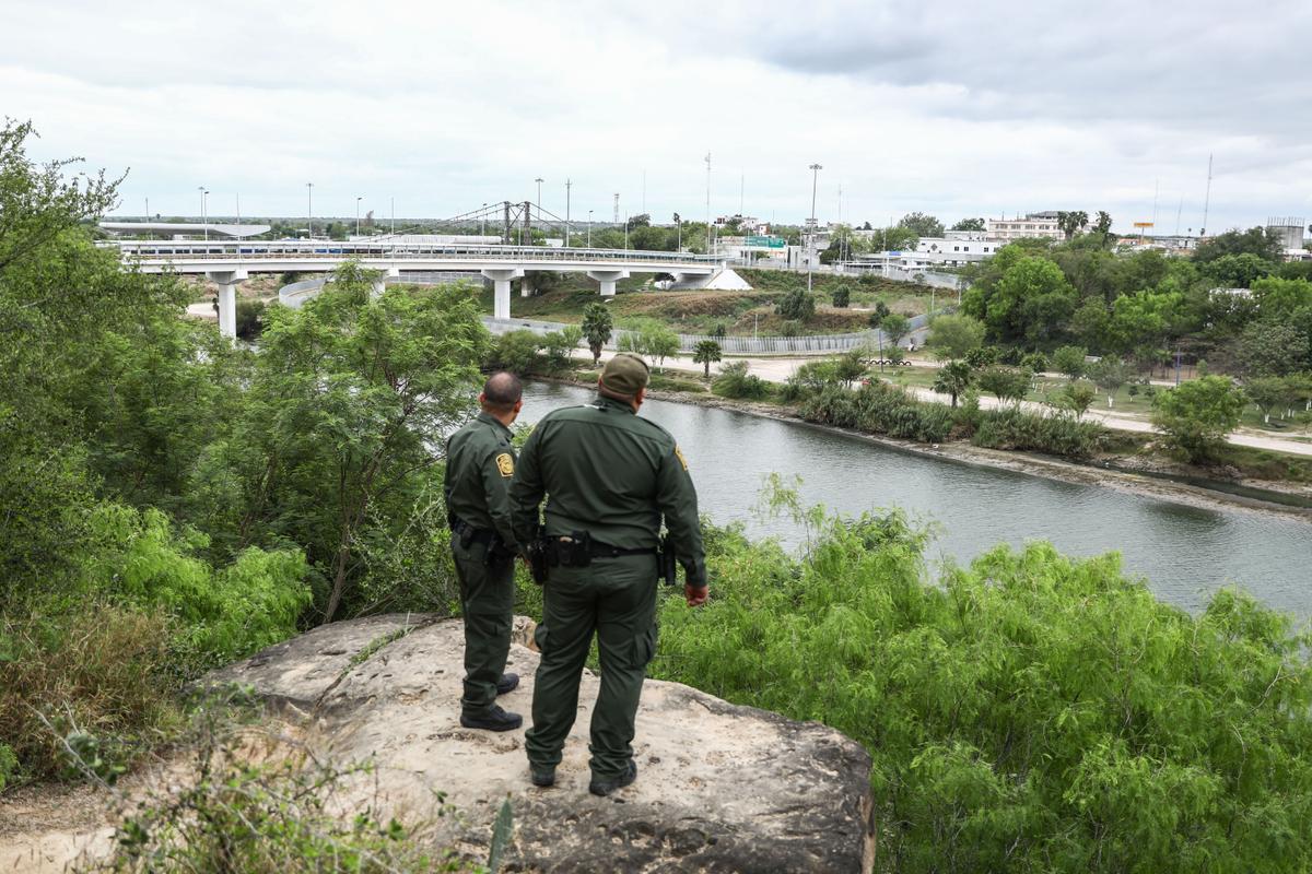 Border Patrol agents overlook the Rio Grande towards Mexico on the Roma Bluffs near Rio Grande City, Texas, on March 22, 2019. (Charlotte Cuthbertson/The Epoch Times)