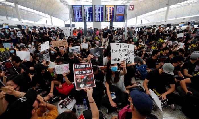 Hong Kong Airport Grinds to a Halt as Protests Swell