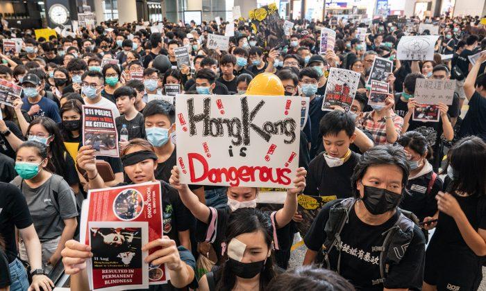 Hong Kong Protests Prompt Airport Shutdown, While US Raises Concerns Over Weekend Clashes