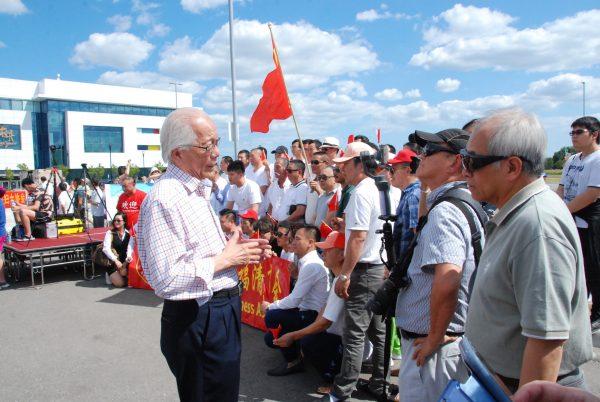 Ping Tan, who has been an executive of a number of organizations close to the Chinese Consulate, at a rally in Markham, Ont., on Aug. 11, 2019, condemning the protests in Hong Kong. (Yi Ling/The Epoch Times)