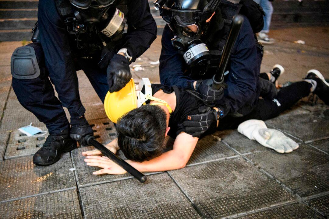 Hong Kong Nurse Describes Protesters’ Fractured Hand Due to Police Brutality
