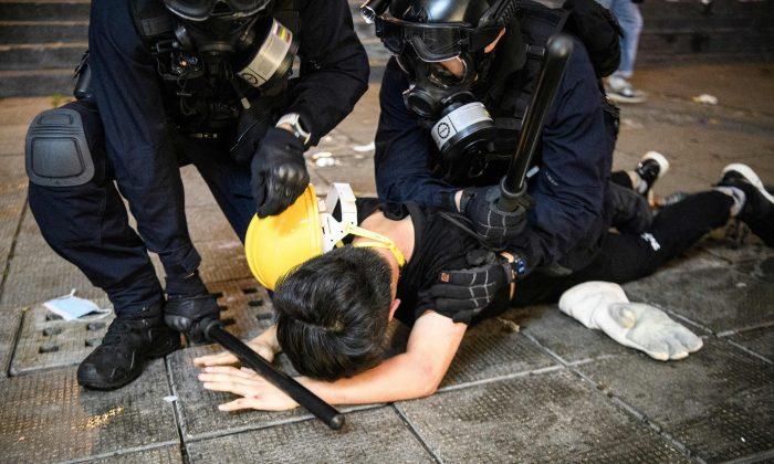 Hong Kong Nurse Describes Protesters’ Fractured Hand Due to Police Brutality