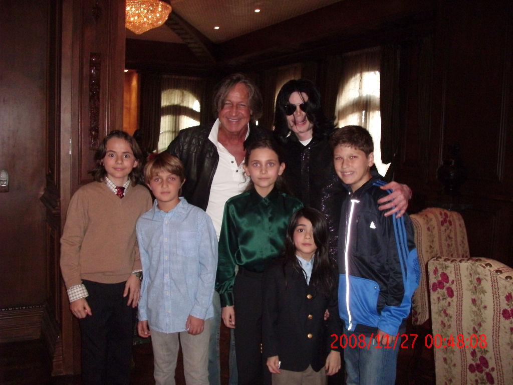 Michael Jackson with real estate developer Mohamed Hadid, Hadid's children, and Jackson's children, Prince (L), Paris, (C) and Blanket (2nd R) in California, 2008 (©Getty Images | <a href="https://www.gettyimages.com.au/detail/news-photo/in-this-handout-photo-provided-by-mohamed-hadid-singer-news-photo/88795180">Mohamed Hadid</a>)