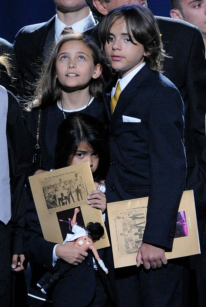 Paris, Prince, and Blanket during Michael Jackson's public memorial service in LA on July 7, 2009 (©Getty Images | <a href="https://www.gettyimages.com.au/detail/news-photo/paris-jackson-prince-michael-jackson-i-and-prince-michael-news-photo/88886854">Mark Terrill-Pool</a>)