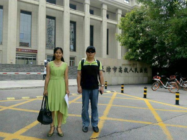 Ge Xiulan and a lawyer after submitting her motion to the Tianjin Superior Court on July 31, 2017. (Minghui.org)