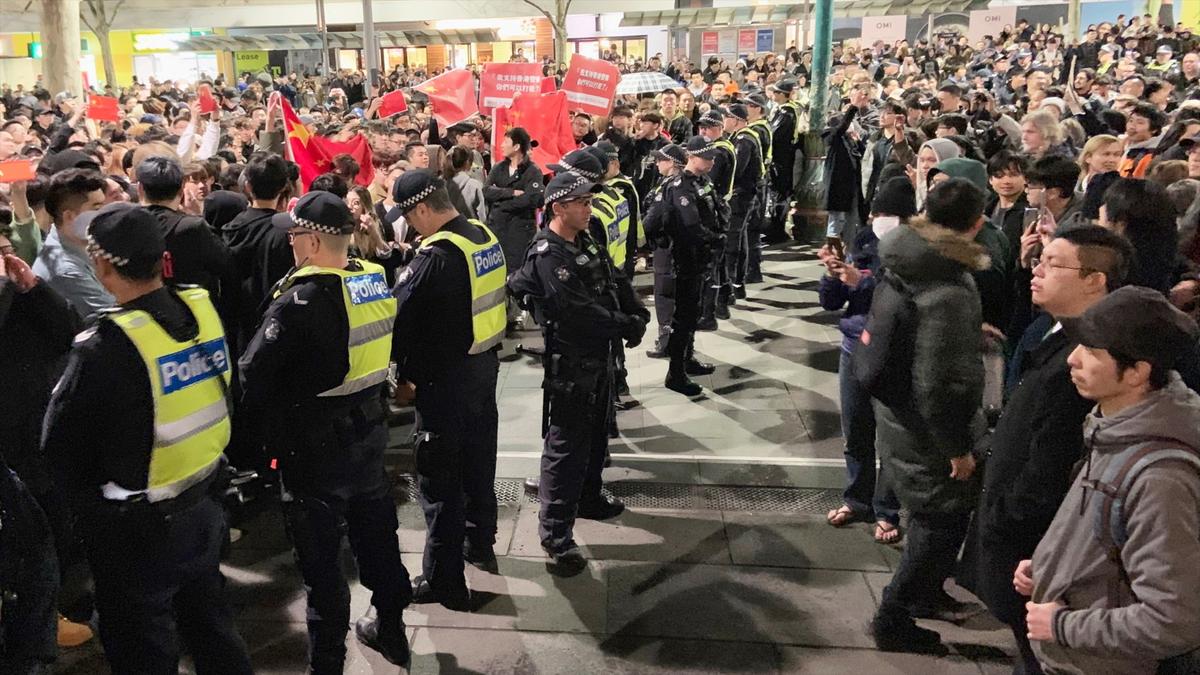 Victoria Police create barricade between pro-Hong Kong protesters and pro-Beijing demonstrators at a Hong Kong rally in Melbourne, Australia, on Aug. 16, 2019. (The Epoch Times)
