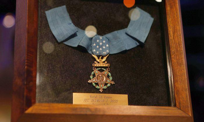 Soldier Who Refused to Carry a Weapon Saves the Lives of 75 Men–Presented With Medal of Honor
