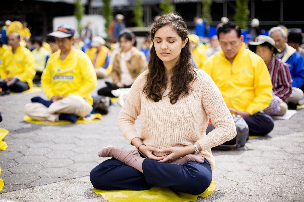 Falun Dafa practitioners meditate during the World Falun Dafa Day event at Union Square, New York City, on May 11, 2017. (©The Epoch Times | <a href="https://www.theepochtimes.com/world-falun-dafa-day-in-new-york-begins-with-exercises-musical-performances_2249393.html">Samira Bouaou</a>)
