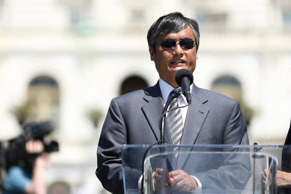 Attorney and human rights lawyer Chen Guangcheng speaks at a rally to commemorate the 30th anniversary of the Tiananmen Square massacre. (©The Epoch Times | <a href="http://photo.theepochtimes.com/media.details.php?mediaID=NDQxMzYwNmY1YTgwYTY5">Samira Bouaou</a>)