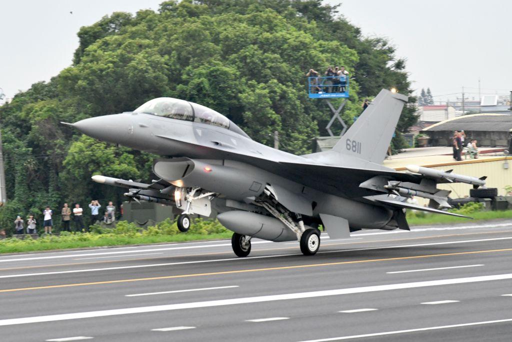 An F-16V fighter jet lands on the freeway in Changhua county, central Taiwan, during the 35th Han Kuang drill on May 28, 2019. (Sam Yeh/AFP/Getty Images)