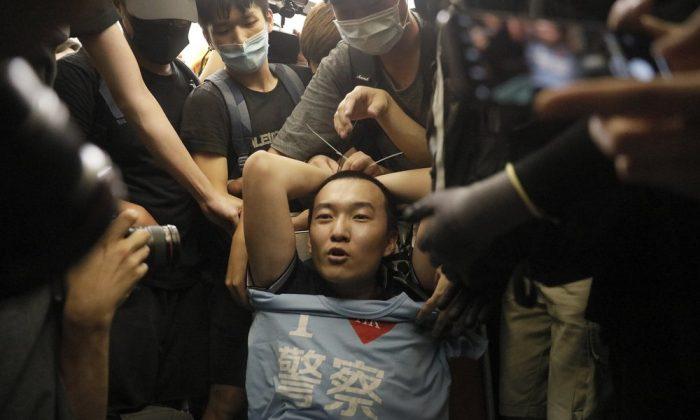 Netizens Question Identity of Chinese State Media Reporter Accosted by Hong Kong Protesters