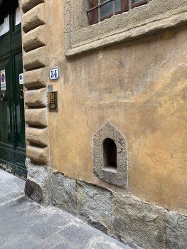 Buchette del vino (“wine windows”) outside a palazzo allowed for the discreet purchase of wine. (Kristine Jannuzzi)