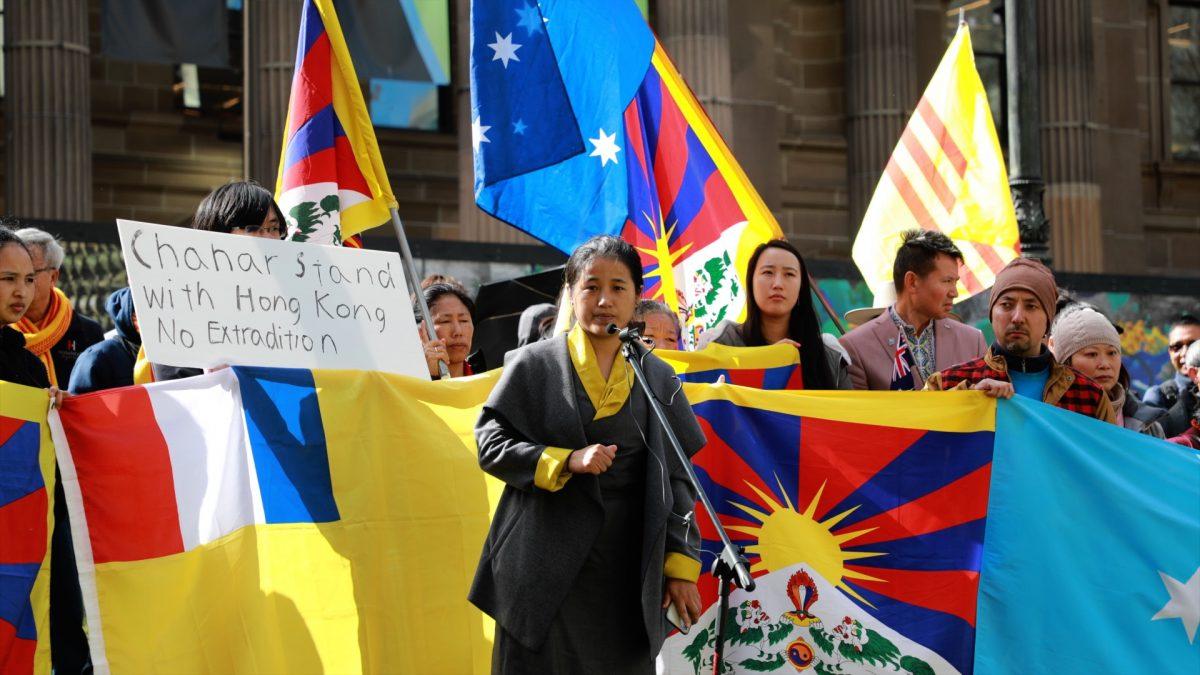 Lhagri Namgyal Dolker, president of the Gu Chu Sum Association, speaks at a Hong Kong rally in Melbourne, Australia on Aug. 25, 2019. (Grace Yu/Epoch Times)
