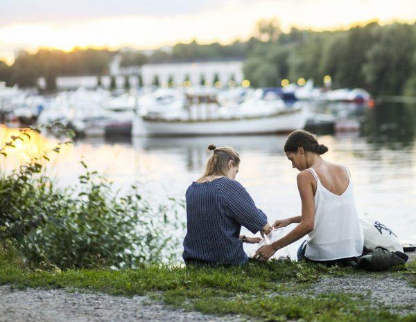Picnic by the water. (Tove Freiij/imagebank.sweden.se)